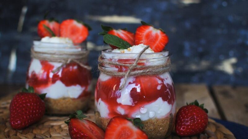 Mini torciki biszkoptowe z truskawkami – przepis na wyjątkowy deser