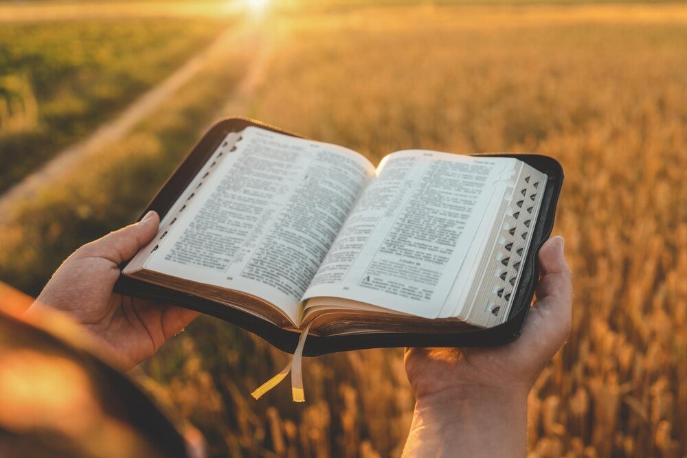 Czym się różni Biblia od Pisma Świętego w języku potocznym