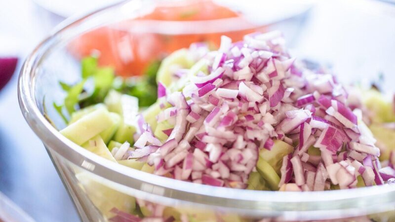 Czym się różni sałatka od surówki?