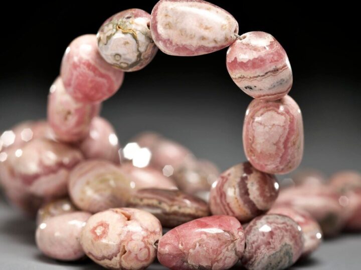 Jadeit różowy – właściwości i znaczenie w biżuterii oraz ezoterce