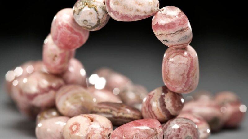 Jadeit różowy – właściwości i znaczenie w biżuterii oraz ezoterce