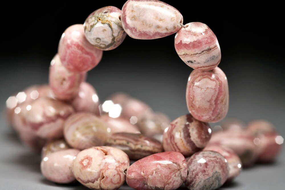 Jadeit różowy – właściwości i znaczenie w biżuterii oraz ezoterce