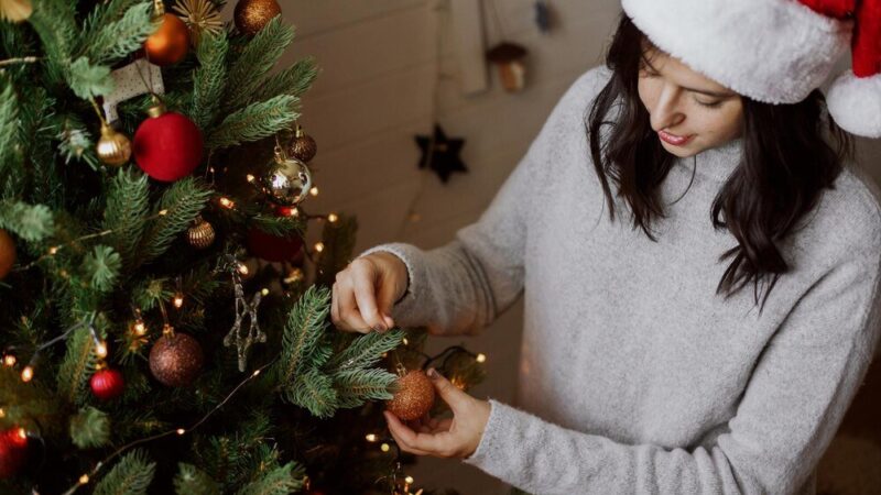 Jak ubrać choinkę – stylowe pomysły na świąteczne dekoracje