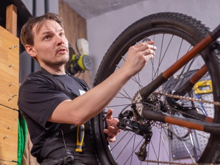 Jak ustawić kąt pochylenia koła tylnego – praktyczny poradnik krok po kroku