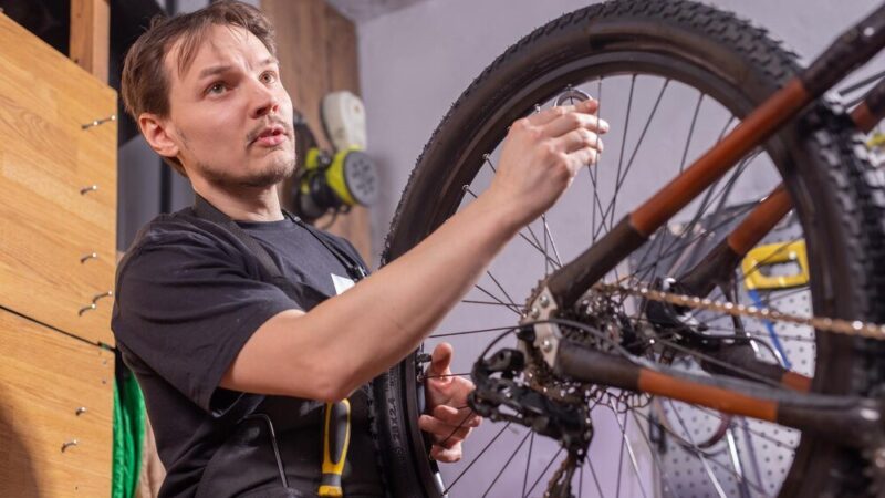 Jak ustawić kąt pochylenia koła tylnego – praktyczny poradnik krok po kroku