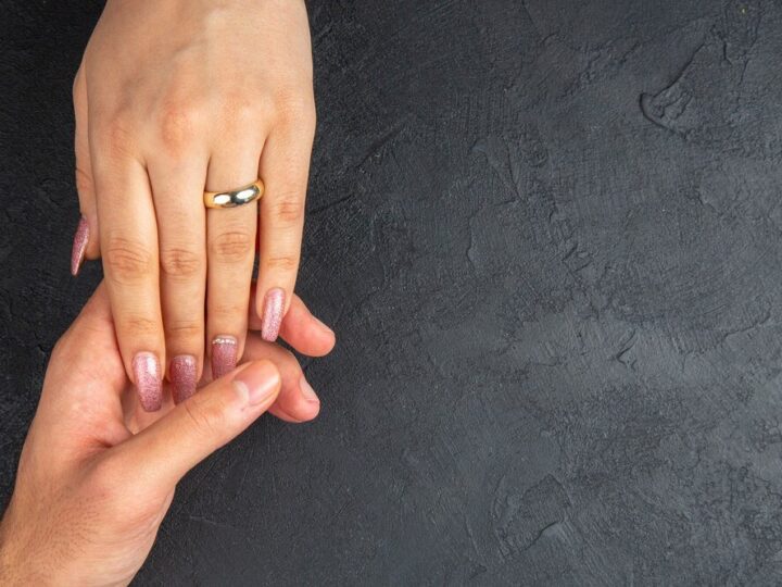 Na który palec zakłada się pierścionek zaręczynowy – tradycje i współczesne zwyczaje