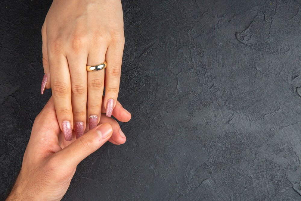 Na który palec zakłada się pierścionek zaręczynowy – tradycje i współczesne zwyczaje