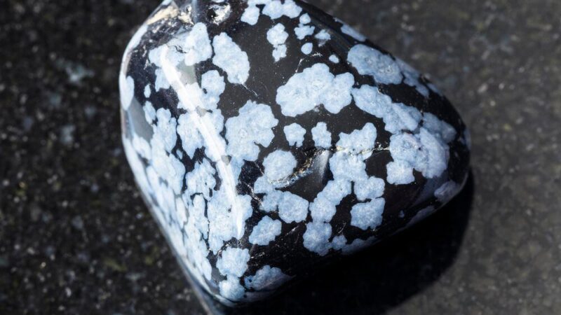 Obsydian śnieżny – właściwości i działanie na co dzień