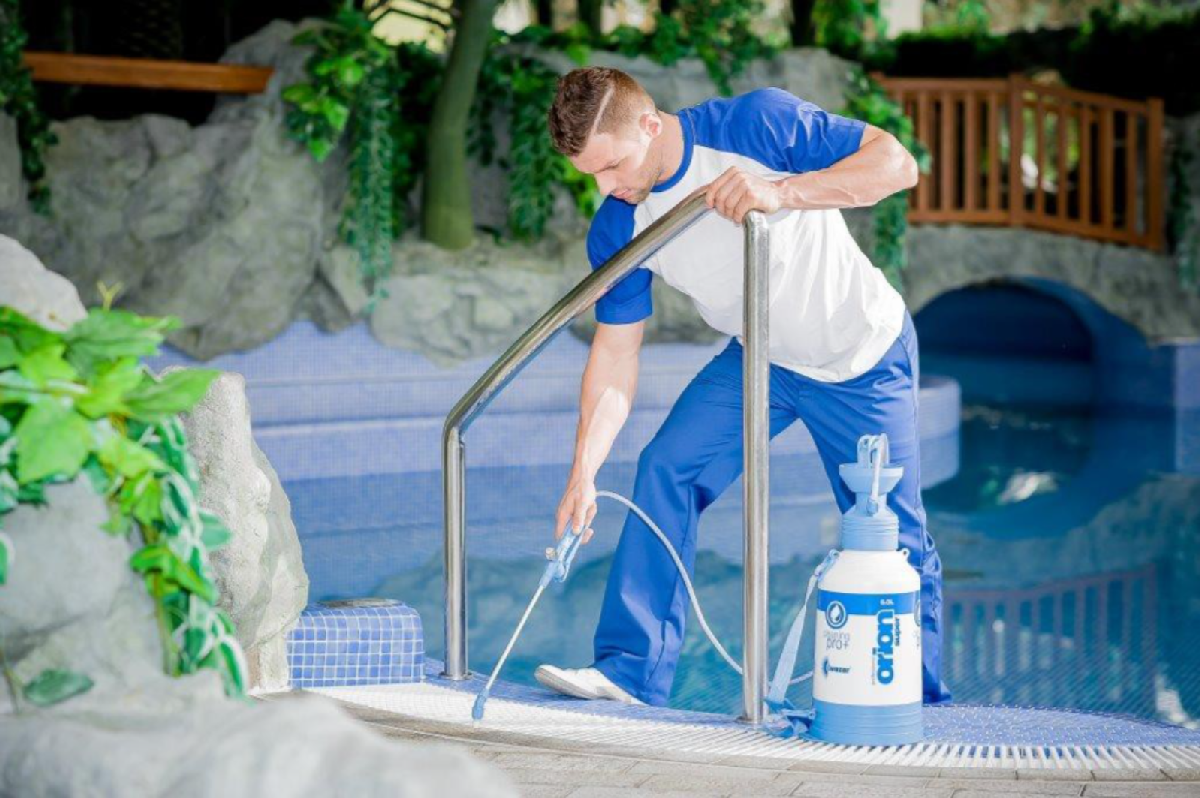 Na co zwrócić uwagę wybierając opryskiwacz techniczny do profesjonalnych prac czyszczących?