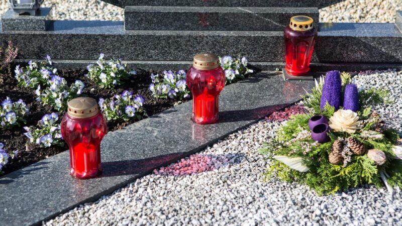 Jak ozdobić pomnik na cmentarzu – estetycznie i z szacunkiem